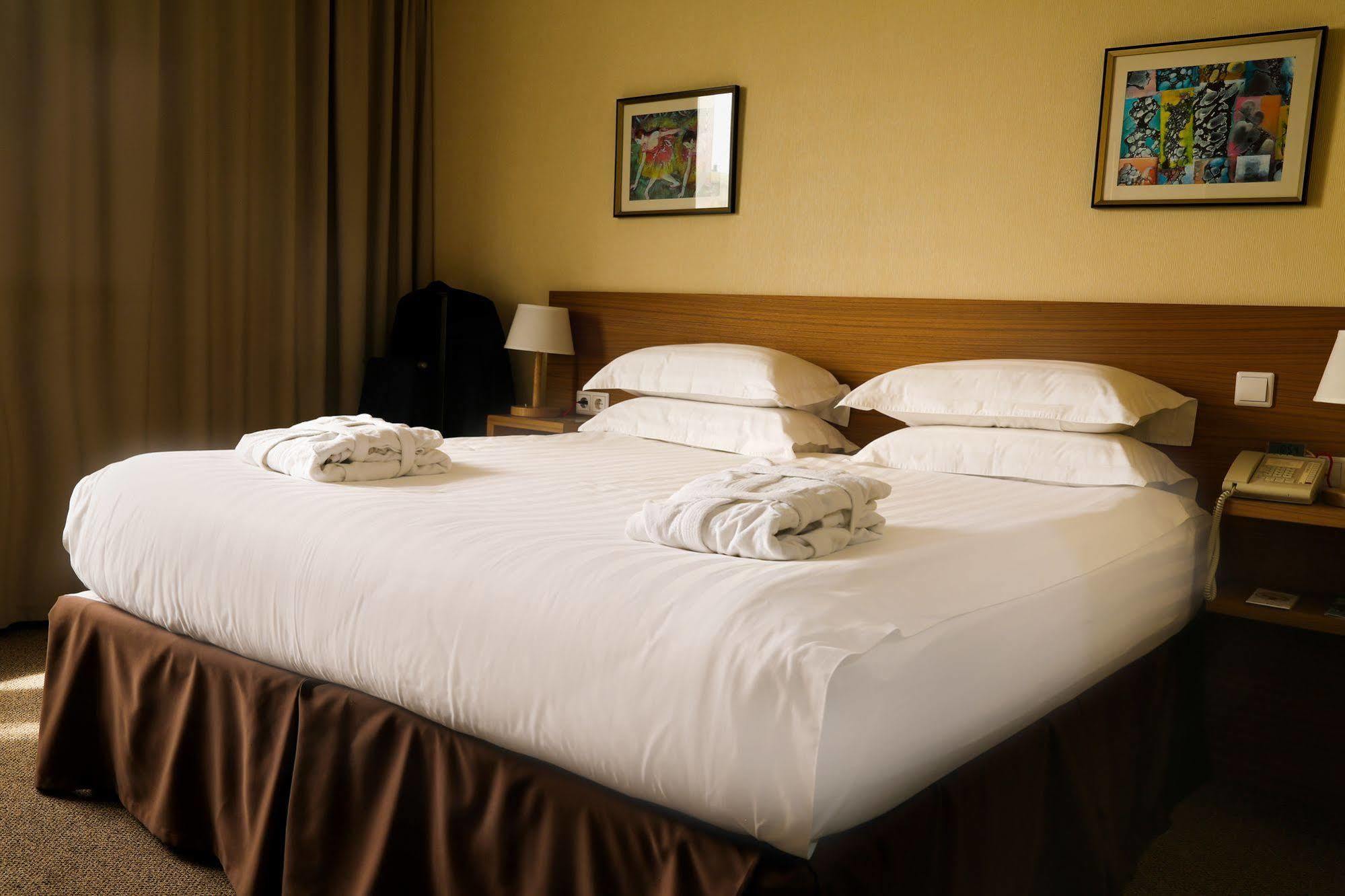 Хотел бишкек. City Hotel Bishkek. Novotel 4* Бишкек. Оникс отель Бишкек. Отель City Hotel Бишкек.